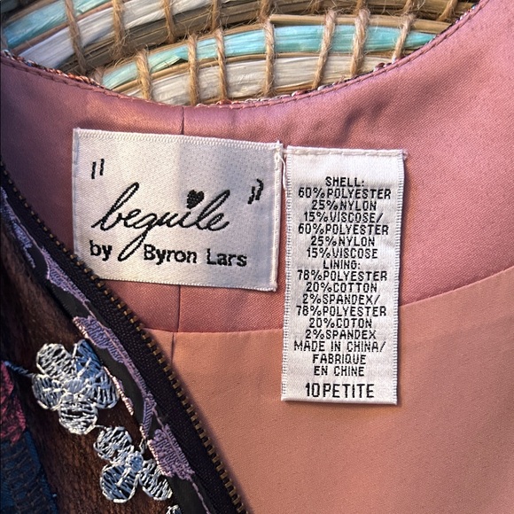 Elegant Floral Midi Dress with Zipper Detail - Picture 12 of 14